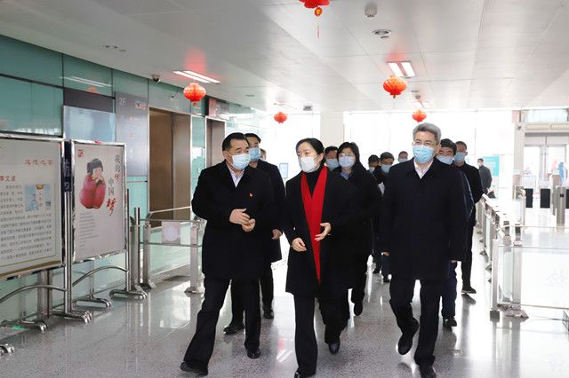 市領(lǐng)導(dǎo)至車站走訪慰問(wèn)和疫情防控、保供應(yīng)保安全保暢通工作督查