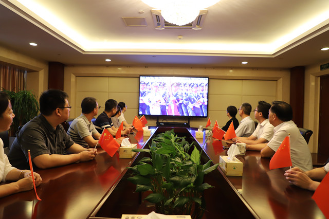 1常運(yùn)集團(tuán)公司領(lǐng)導(dǎo)和管理人員一起收看紀(jì)念中國人民抗日戰(zhàn)爭(zhēng)暨世界反法西斯戰(zhàn)爭(zhēng)勝利80周年閱兵式直播1